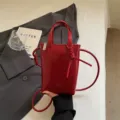 Petit sac bandoulière en cuir verni rouge, sac de téléphone minimaliste pour femmes. - Sans pendentif / Rouge