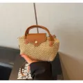 Zomerse geweven strooien handtas met bruine lederen flap en stijlvolle schouderband. - Zonder hanger / Bruin