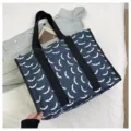 Bolso tote de lona azul con murciélago, gran bolso de viaje casual y bolso de hombro para uso diario. - Azul