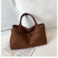 Borsa a tracolla marrone retrò grande capacità, stile casual con cintura decorativa. - Marrone