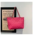 Borsa tote trapuntata fucsia, grande borsa a spalla in pelle PU con elegante catena. - Rosso rosa