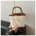 Bolso cubo de paja de verano de moda con asa de bambú y lazo de encaje de perlas para mujer. - Beige Con Amuleto