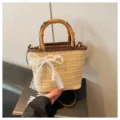 Zomer stro emmer tas met bamboe handvat en parel kant strik, stijlvolle casual geweven tas. - Khaki met Hanger