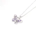 Collier papillon argenté gros plan, orné de zircones cubiques violettes et blanches. - Argent Strass Violet