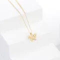 Primo piano della collana con ciondolo a farfalla cava color oro con zirconi scintillanti. - Strass Giallo Dorato