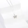 Collier pendentif papillon ajouré en zircon, détail de chaîne argentée élégante et fine. - Gemme Verte Argentée