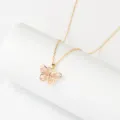 Delicata collana con farfalla traforata dorata con zirconi rosa e trasparenti. - Oro con Zirconia Rosa