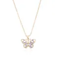Primo piano dettagliato di una collana con ciondolo a farfalla dorata e pietre viola. - Oro con Zirconia Viola