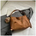 Retro braune Schulter-Tote-Bag für Damen, lässige Herbst Winter große Umhängetasche. - Stil mit Anhänger / Dunkelbraun