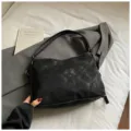 Vintage schwarze Schultertasche für Damen, lässige Tote Bag mit weißen Ziernähten. - Modell ohne Anhänger / Schwarz
