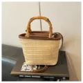Bolso cubo chic de paja para mujer con asa de bambú, elegante bolso de mano casual de verano y bandolera. - Caqui (Sin Colgante)