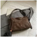 Vintage braune Umhängetasche mit Kontrastnähten und Schnalle für Damen im Alltag. - Modell ohne Anhänger / Kaffeebraun