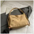 Modische Retro Khaki Shopper Tasche, lässige Schulter- Umhängetasche mit dekorativen Riemen. - Modell ohne Anhänger / Khaki