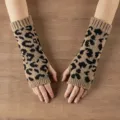 Nahaufnahme der Damen Leopardenmuster Strick Fingerlose Handschuhe Detail auf Tisch. - Khaki