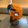 Kinder Pilotenmütze Detailansicht, orangefarbene Wintermütze mit Fellfutter und Brille. - Kopfumfang 50-55cm (Referenz 4-13 Jahre) / Oranges Stern Bär Flieger