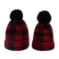 Gorro de punto de cuadros rojo y negro con detalle de pompón de pelo sintético suave. - Adulto Talla Única / Rojo