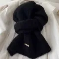 Zwarte pluizige gebreide winterschal met metalen logo, stijlvolle zachte warme nekwarmer. - Zwart