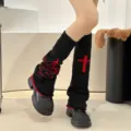 Calentadores de punto gótico Y2K para mujer, calcetines slouchy con cruz roja oscura. - Negro Rojo