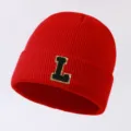 Red knit beanie hat for men and women, autumn and winter warm woolen cap with letter L patch - Letter L