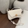 Borsa a tracolla beige di tendenza con cinturino annodato, accessorio compatto e versatile. - senza ciondolo / Bianco