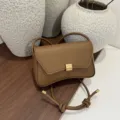 Borsa a tracolla marrone di tendenza dal design minimalista con cinturino annodato e fibbia. - senza ciondolo / Marrone