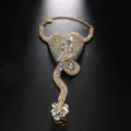Goldfarbenes Armband mit weißem Zirkon