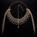Detalle cadena de pelo de diamantes de imitación, accesorio dorado con borlas - Dorado