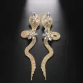Nahaufnahme luxurioser Goldkristall Schlangenohringe, glitzernde Strass Statement Schmuckstucke. - Gold Klarer Strass Ohrringe
