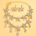 Vue détaillée d'un collier scintillant à double couche d'étoiles en strass avec boucles d'oreilles. - Ensemble / Dorure