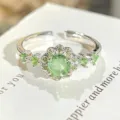 Exquisito anillo abierto plateado con un diseño de racimo de flores de cristal verde. - Abierto Ajustable / Estilo De Racimo De Flores Frescas (JZ2020A)