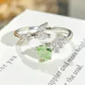 Primer plano detallado del impresionante anillo abierto con circonita en forma de corazón. - Abierto Ajustable / Estilo De Hoja De Corazón Verde (JZ2029A)