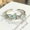 Anillo abierto de mariposa de esmalte verde fresco con circonitas cúbicas brillantes. - Abierto Ajustable / Estilo De Flor De Mariposa Fresca (JZ2141A)