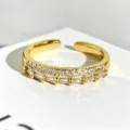 Anillo abierto bañado en oro con circonitas baguette y redondas, joya apilable elegante. - Abierto Ajustable / Estilo Apilable de Circonia Redonda y Trapecio (JZ3991A) / Dorado