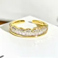 Vista detallada de un anillo abierto dorado con circonitas baguette y diamantes redondos para apilar. - Abierto Ajustable / Estilo Pavé de Circonia Trapecio y Redonda (JZ4688A) / Dorado