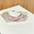 Detailansicht des offenen Rings mit rosa Zirkon-Steinen in Markise-Schliff, eleganter Fingerschmuck. - Einstellbar Offen / Doppelschichtiger Kreuzstil (JZ2540A)