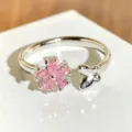 Nahaufnahme eines süßen rosa Zirkonblumen- und Schmetterlings-Offenen Rings im Y2K-Stil. - Einstellbar Offen / Blumen Schmetterling Stil (JZ3792)