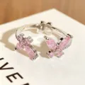 Nahaufnahme des koreanischen rosa Zirkon Schmetterlings offenen Rings im Y2K-Stil. - Einstellbar Offen / Schmetterling-Blumenstil (JZ4025)