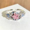 Detailaufnahme eines süßen Y2K Pink Zirkon offenen Rings mit blauen Emaille Kristallen. - Einstellbar Offen / Stern-Zirkoniastil (JZ4128A)