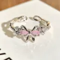 Koreanischer Stil rosafarbener Zirkon offener Ring, süßes Schmetterlings-Design, Y2K Ring. - Einstellbar Offen / Schleife Stil (JZ4366)