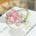 Anillo abierto de flor de esmalte rosa dulce fresco con perla y hojas verdes para mujer - Abierto Ajustable / Estilo De Camelia De Esmalte Y Perla (JZ2699A)