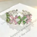 Anillo abierto plateado con circonitas verdes y rosas dispuestas en un elegante diseño floral. - Abierto Ajustable / Estilo Combinado De Mariposa Y Flor De Circonia (JZ2841A)