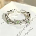 Anillo abierto plateado con piedras verdes diseño de vid ajustable joyería fina para mujer - Abierto Ajustable / Estilo De Espina De Vid Y Circonia (JZ3239A)
