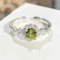 Anillo abierto con piedra verde central en un diseño de circonita floral elegante. - Abierto Ajustable / Estilo De Racimo De Flores De Circonia Verde Redonda (JZ3288A)