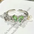 Detalle de primer plano del anillo abierto de cristal de mariposa verde con circón y perla. - Abierto Ajustable / Estilo De Mariposa Cristal Y Perla (JZ4399A)