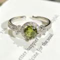 Hermoso primer plano detallado de un anillo abierto de plata con circonita verde. - Abierto Ajustable / Estilo De Circonia Verde Rodeada De Strass (JZ4786)