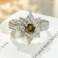Anillo abierto de plata elegante con circonita y piedra central verde para mujeres. - Abierto Ajustable / Estilo De Flor De Copo De Nieve Y Circonia Verde (JZ6035)