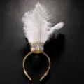 Detailansicht der goldenen Feder-Tiara mit Strasssteinen für elegante Party-Kopfbedeckung. - Weiße Feder / Vergoldung