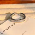 Gedetailleerde close-up van open ring met vierkante zirkonia en vintage textuur. - Verstelbaar Open / Vintage Gesneden Vierkante Zirconia Stijl (JZ0450A)