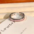 Gedetailleerd close-upoverzicht van een open ring met roze zirkonia en stijlvolle textuur. - Verstelbaar Open / Roze Zirconia Vintage Textuur Stijl (JZ0484A)