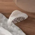 Pince à cheveux irisée en acétate, grand modèle triangle pour cheveux épais, style élégant. - 9cm / Blanc Perle